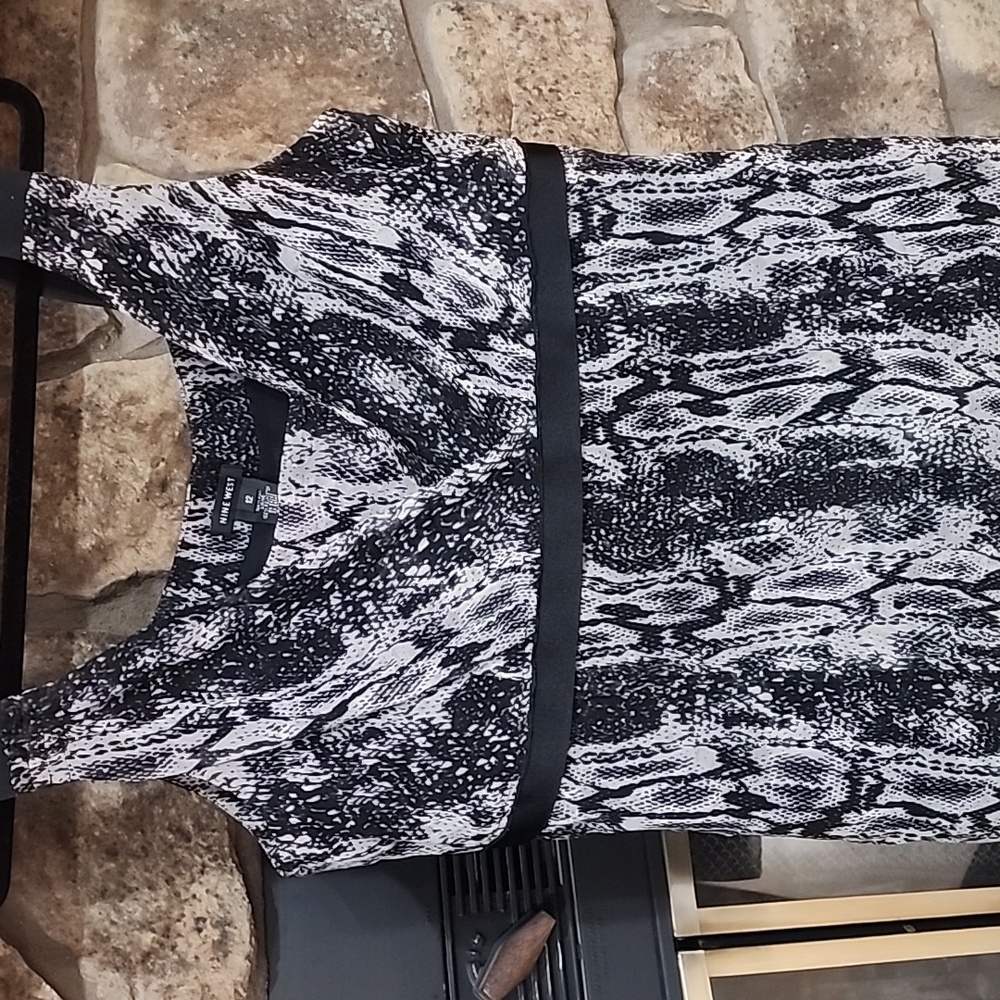Nine West womens silk sleeveless top size 12. Snake print black and grey.